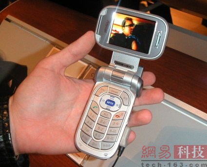 2004年三星发布了世界上第一款旋转屏手机SGH-V500，这一设计放到现在也依然能让不少人心动。