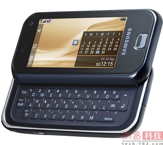 三星发布的第一款触屏手机是2006年的F700，这款手机还配备了侧滑的QWERTY实体键盘。