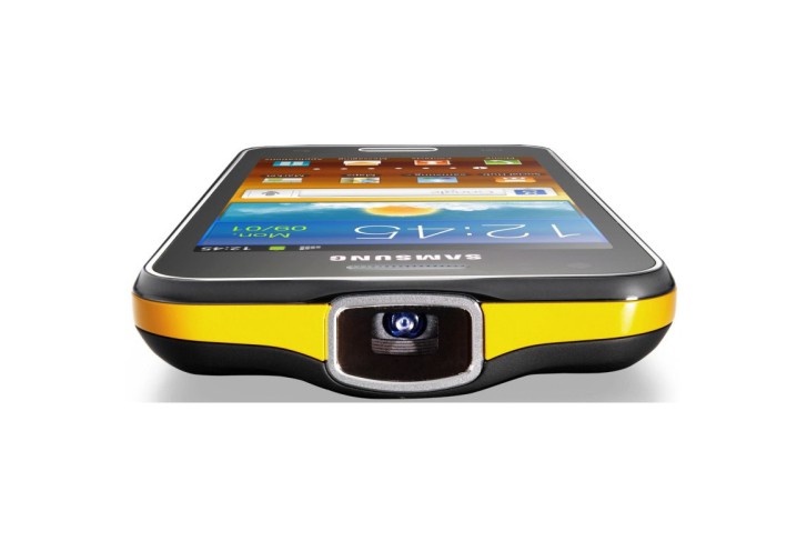 　　三星继续剑走偏锋。 2012 年的时候，他们又为我们带来了内置投影机的智能手机，这听起来非常的棒，但是，内置投影仪还真不知道该算优点还是缺点，因为手机内存较低，投影也比较费电，手机续航能力也一直是让我们感到非常头痛的问题，所以......还好我们今天讨论的是设计。