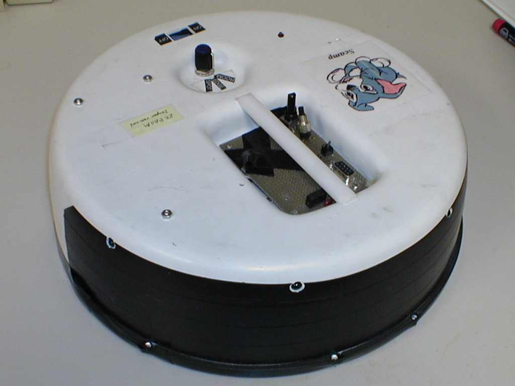 三年之后，当时正在Denning Mobile Robotics工作的琼斯向高层提出了扫地机器人这个项目，可惜这个建议没有被采纳，他之后也被公司解雇。1992年琼斯加盟iRobot，这家小公司刚刚收到日本公司的一个小型机器人生产订单。琼斯和另外一位员工保罗-撒丁(Paul Sandin)为iRobot开发出了首款Roomba扫地机器人：Scamp。（来源：网易科技）