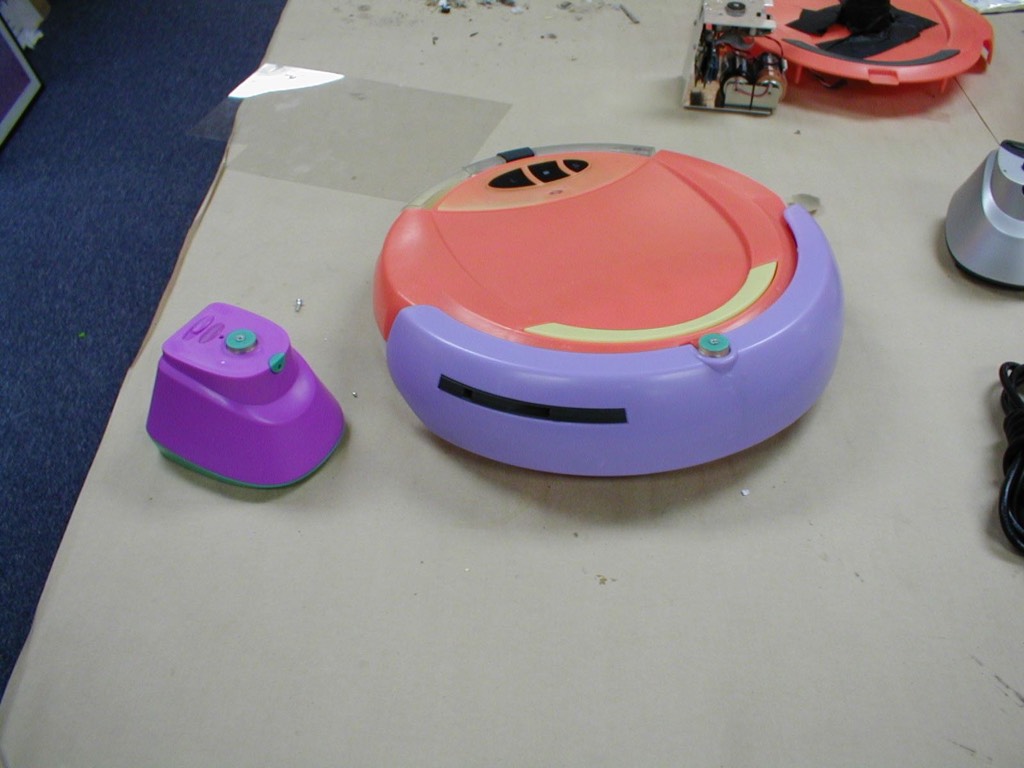 这张照片拍摄于2002年，图中就是最终拼装完成的彩色版Roomba扫地机器人。（来源：网易科技）