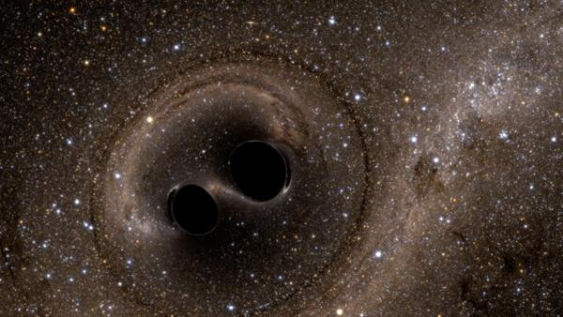 除此之外，科学家们还对引力波的发出源进行了探索，证明是13亿年前两个巨大的黑洞猛烈撞击并融合所产生的。回到1915年前后，德国物学家爱因斯坦否定了科学界普遍认同的宇宙是静态的这一假定。相反的，他认为宇宙空间会由于周围产生的能量而不断弯折扭曲。这一假说属于爱因斯坦广义相对论中的一部分，其中阐述了，有质量的物体会使它周围的时空发生扭曲，物体的质量越大，时空就扭曲得越厉害。（来源：网易科技报道）