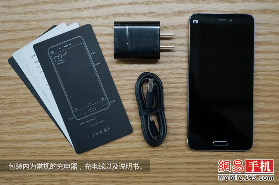 相比之前的产品小米5在参数性能上有了巨大升级，骁龙820处理器、1600万像素主摄像头、正面按压式指纹识别等旗舰配置一应俱全，同时在外观设计上的突破也让我们眼前一亮，加入了陶瓷工艺后壳材质，颜值拉升明显。（来源：网易手机）