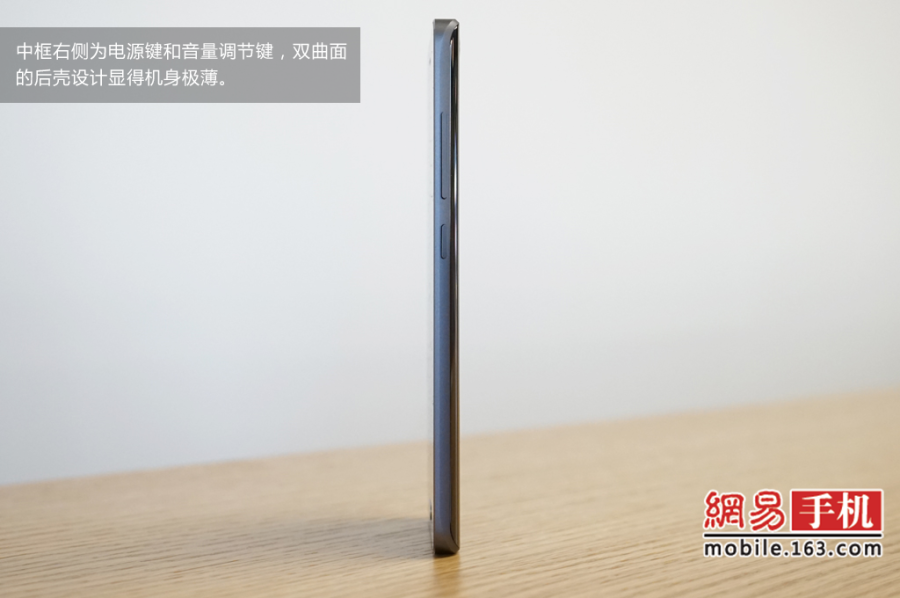 相比之前的产品小米5在参数性能上有了巨大升级，骁龙820处理器、1600万像素主摄像头、正面按压式指纹识别等旗舰配置一应俱全，同时在外观设计上的突破也让我们眼前一亮，加入了陶瓷工艺后壳材质，颜值拉升明显。（来源：网易手机）