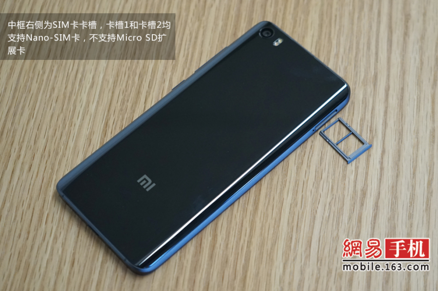 相比之前的产品小米5在参数性能上有了巨大升级，骁龙820处理器、1600万像素主摄像头、正面按压式指纹识别等旗舰配置一应俱全，同时在外观设计上的突破也让我们眼前一亮，加入了陶瓷工艺后壳材质，颜值拉升明显。（来源：网易手机）