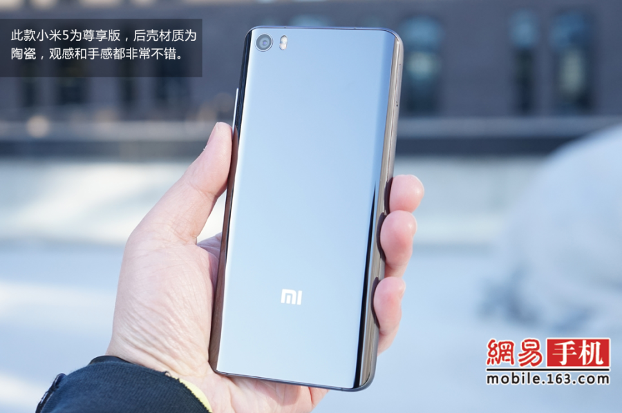 相比之前的产品小米5在参数性能上有了巨大升级，骁龙820处理器、1600万像素主摄像头、正面按压式指纹识别等旗舰配置一应俱全，同时在外观设计上的突破也让我们眼前一亮，加入了陶瓷工艺后壳材质，颜值拉升明显。（来源：网易手机）