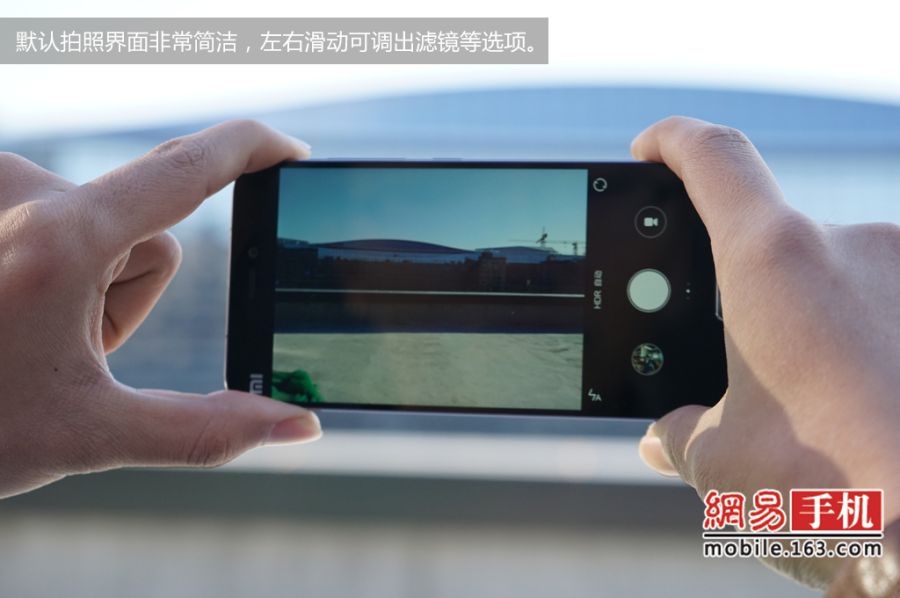 相比之前的产品小米5在参数性能上有了巨大升级，骁龙820处理器、1600万像素主摄像头、正面按压式指纹识别等旗舰配置一应俱全，同时在外观设计上的突破也让我们眼前一亮，加入了陶瓷工艺后壳材质，颜值拉升明显。（来源：网易手机）