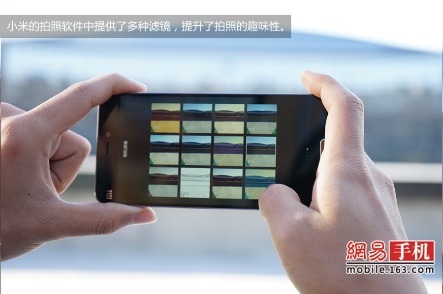 相比之前的产品小米5在参数性能上有了巨大升级，骁龙820处理器、1600万像素主摄像头、正面按压式指纹识别等旗舰配置一应俱全，同时在外观设计上的突破也让我们眼前一亮，加入了陶瓷工艺后壳材质，颜值拉升明显。（来源：网易手机）