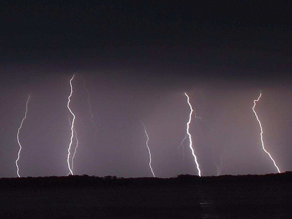委内瑞拉的马拉开波湖是世界上闪电最多发的地方。事实上，这里2年有300天处于雷雨状态。这里之所以风暴和闪电多发，是因为有温暖潮湿的空气掠过湖面，从而产生闪电。（来源：网易科技）