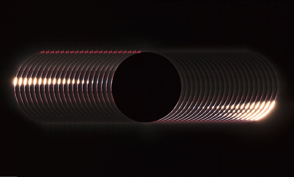 据国外媒体报道，2016年Insight天文摄影师大赛(Insight Astronomy Photographer of the Year)获奖作品已在英国皇家格林尼治天文台揭晓，这些照片开放了一个窗口，让我们得以一窥浩瀚宇宙的壮美景象。这张“贝利珠”日全食的照片获得了所有类目的总冠军。贝利珠效应是日全食的特点之一。当月球处在地球和太阳之间，由于月球盘面边缘崎岖不平，因此零星的阳光得以穿透月球表面的某些区域，明亮的光点看起来如同一粒粒珍珠。摄影师利用软件把2016年日全食期间拍摄的一些照片重叠起来，制成了这张幻丽的图片。（来源：网易科技）