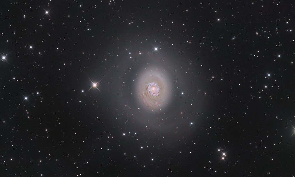 这张图片看起来静谧又神秘。拍摄过程中的最大困难是捕捉背景中的所有小星系。（来源：网易科技）