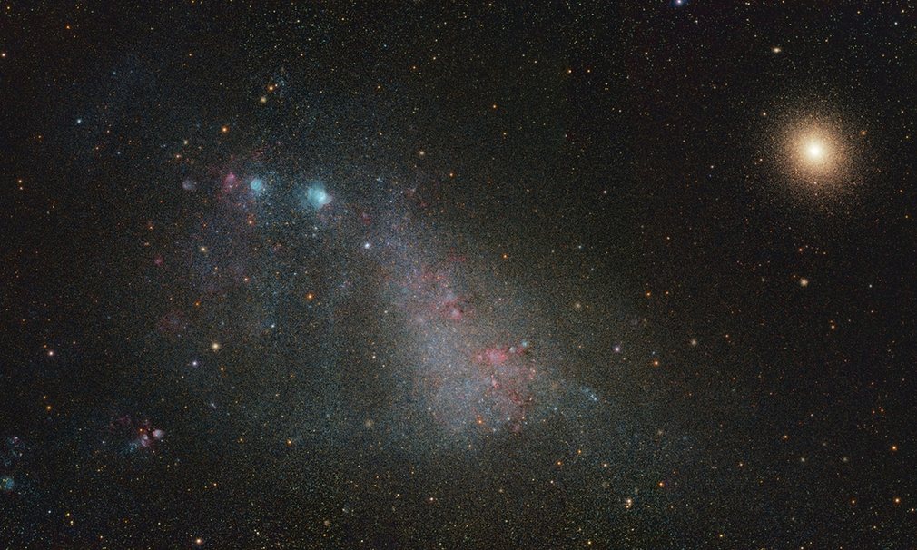 这张图片展现了小麦哲伦星云和球状星团杜鹃座47。根据摄影师使用的软件计算，这张图中的星星超过了12万颗。（来源：网易科技）