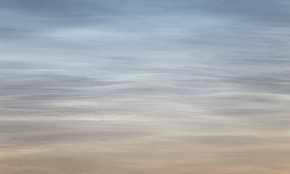 在大气层的高层，即大约80至85公里的高度，微小的水冰颗粒有时会在夏季夜晚中发光。当太阳处于地平线以下6度至16度、我们身处45度至70度纬度之间时，就有可能观察到这种现象。对此，有一种广为接受的解释是，冰凝结到流星的尘埃上。（来源：网易科技）