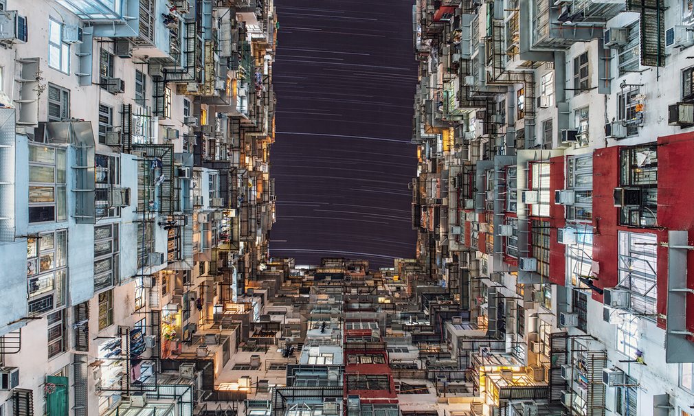 在香港，城市街道和建筑之间点缀的无数灯光和巨大霓虹灯造成了严重的光污染。这是在香港一栋楼房底部拍摄的星迹图。（来源：网易科技）