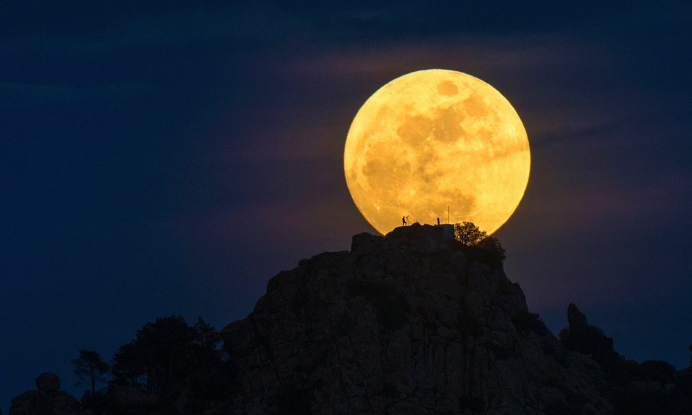 拍摄时，摄影师的朋友负责在山顶摆酷。（来源：网易科技）