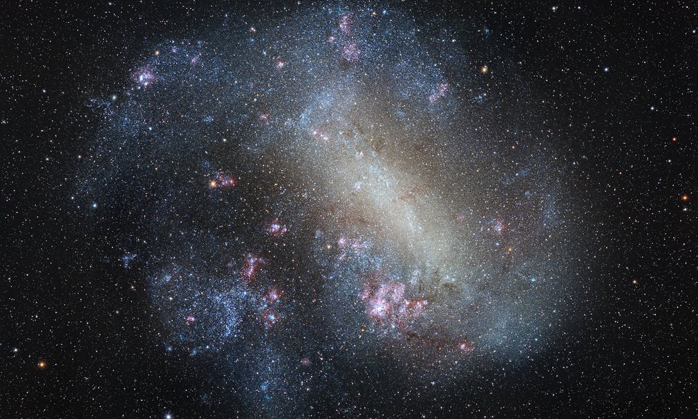 大麦哲伦星云是南方天空中的一颗宝石，可以用肉眼观测到。它是银河系的一个卫星星系，距离地球大约14000光年。(小狼)（来源：网易科技）