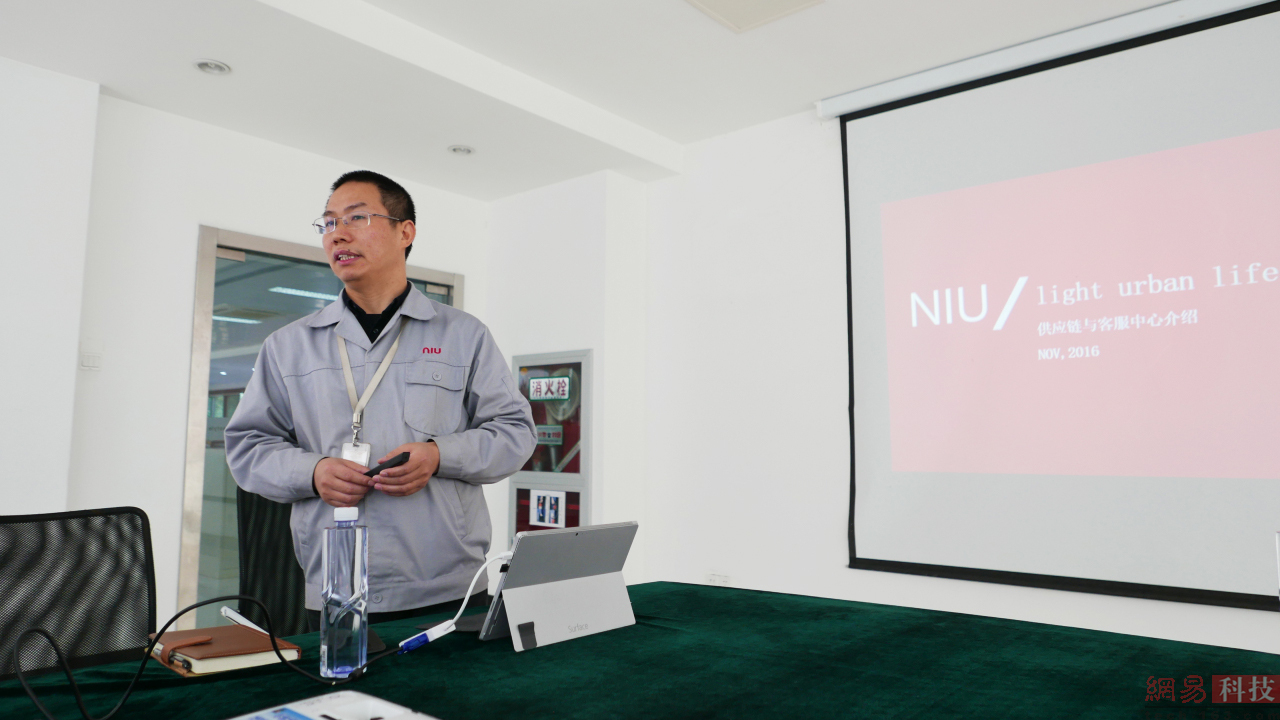 小牛常州工厂位于竞速生常州市武进经济技术开发区，其工厂为U形结构，便于整个生产过程。据称小牛电动车的核心部件有54%都是OEM来的，零部件由小牛自行设计和定制开发，另外有部分为ODM。（来源：网易科技）