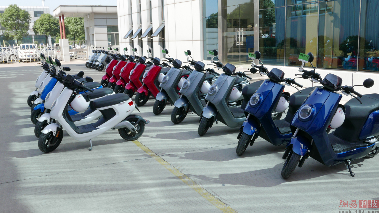 小牛电动车从零件到整车出厂共有16个步骤，分别是物料——入库——出库——部件组装——车架组装——电器件组装——电性能检验——外观件组装——外观检验——下线——路测——整车检验——SN码写入——整体检验——理货包装——发货。（来源：网易科技）