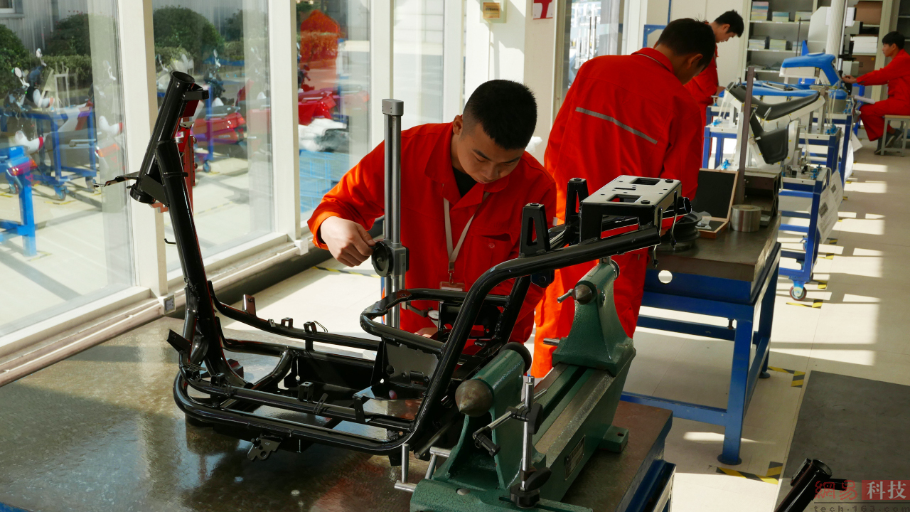 此次小牛常州工厂行我们首先来到的是测试车间，这里将会对每批次产品进行抽检，检测所有组件是否达到既定的要求标准。（来源：网易科技）