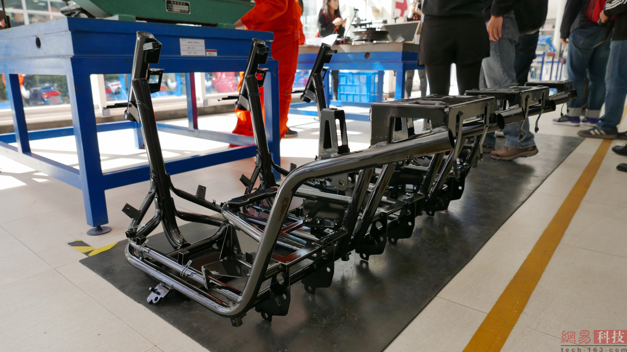 整车的核心钢架检测，主要以精准度和韧性测试为主。（来源：网易科技）