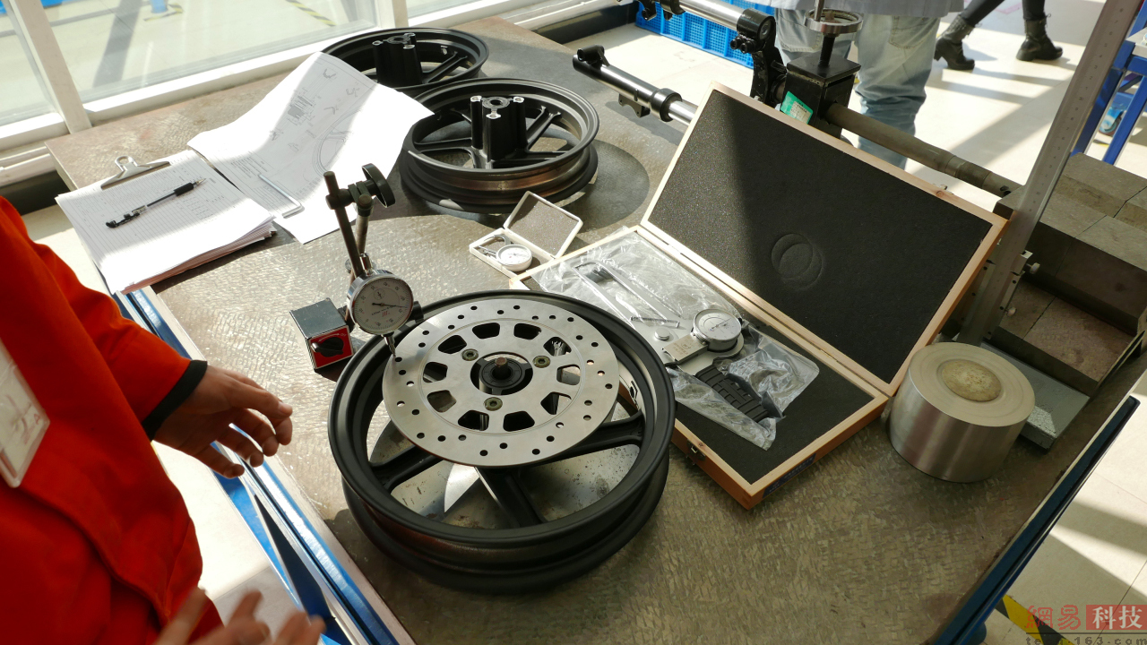 据官方人员讲解到，小牛电动车轮毂的碟刹部分需要精确的1毫米，而业界的普遍标准是3毫米。（来源：网易科技）