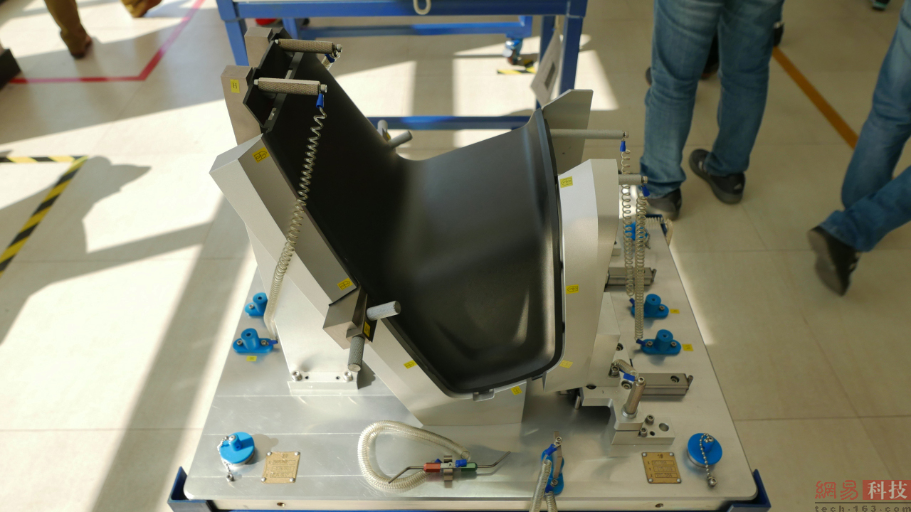 测量外壳配件的硬度和柔韧性。（来源：网易科技）