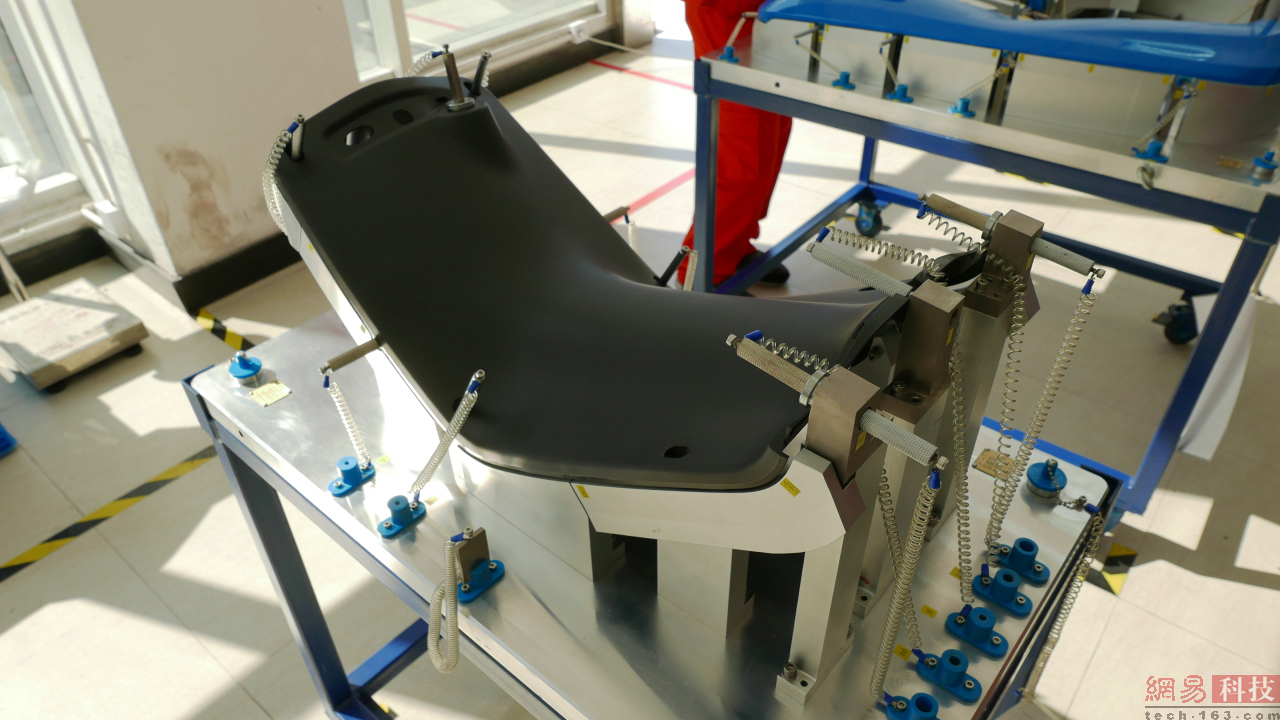 测量外壳配件的硬度和柔韧性。（来源：网易科技）