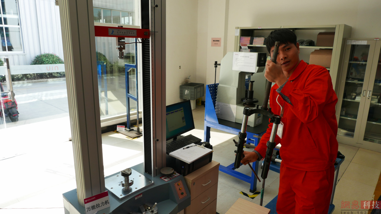 工作人员正在测试前减震的弹性和韧性是否符合标准。（来源：网易科技）