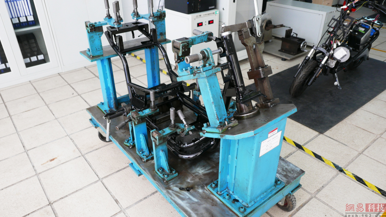 整车车架抗冲击测试。（来源：网易科技）