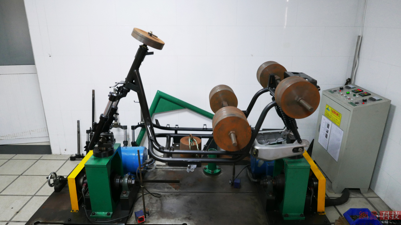 车架及前减震颠簸测试。（来源：网易科技）