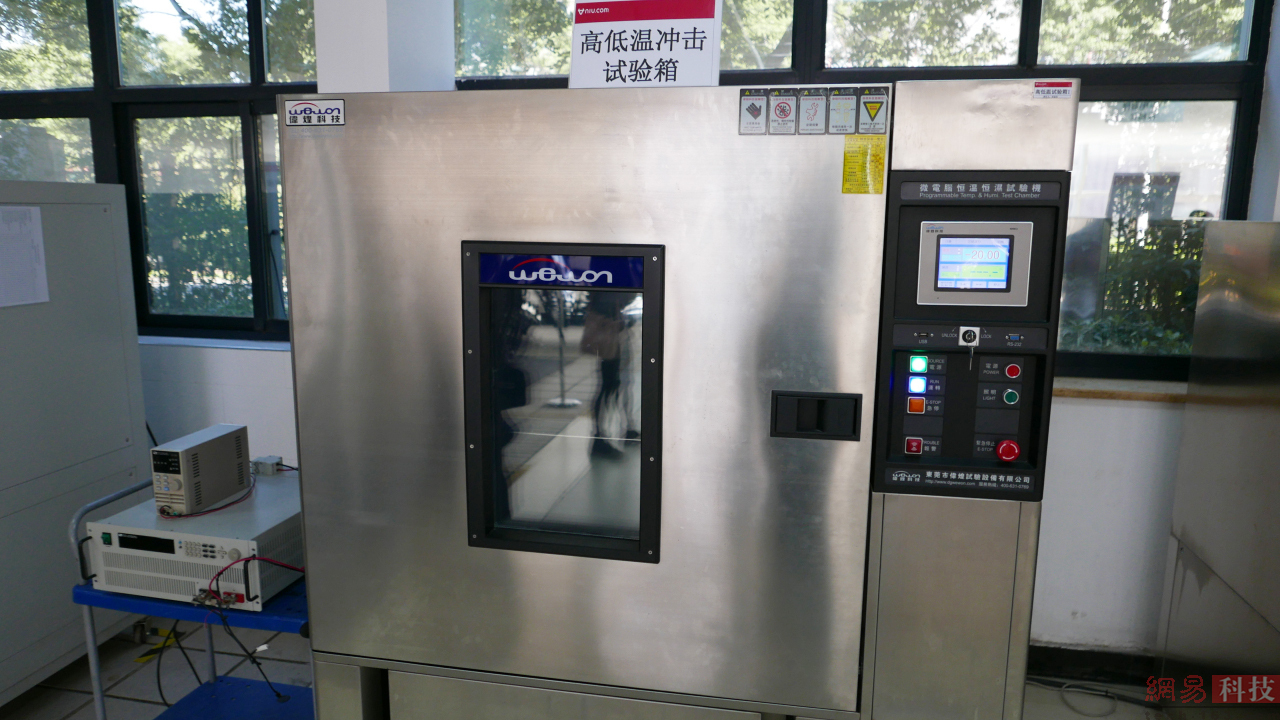 高低温冲击测试，据说这里面测试的高温为70度，低温为零下20度。（来源：网易科技）