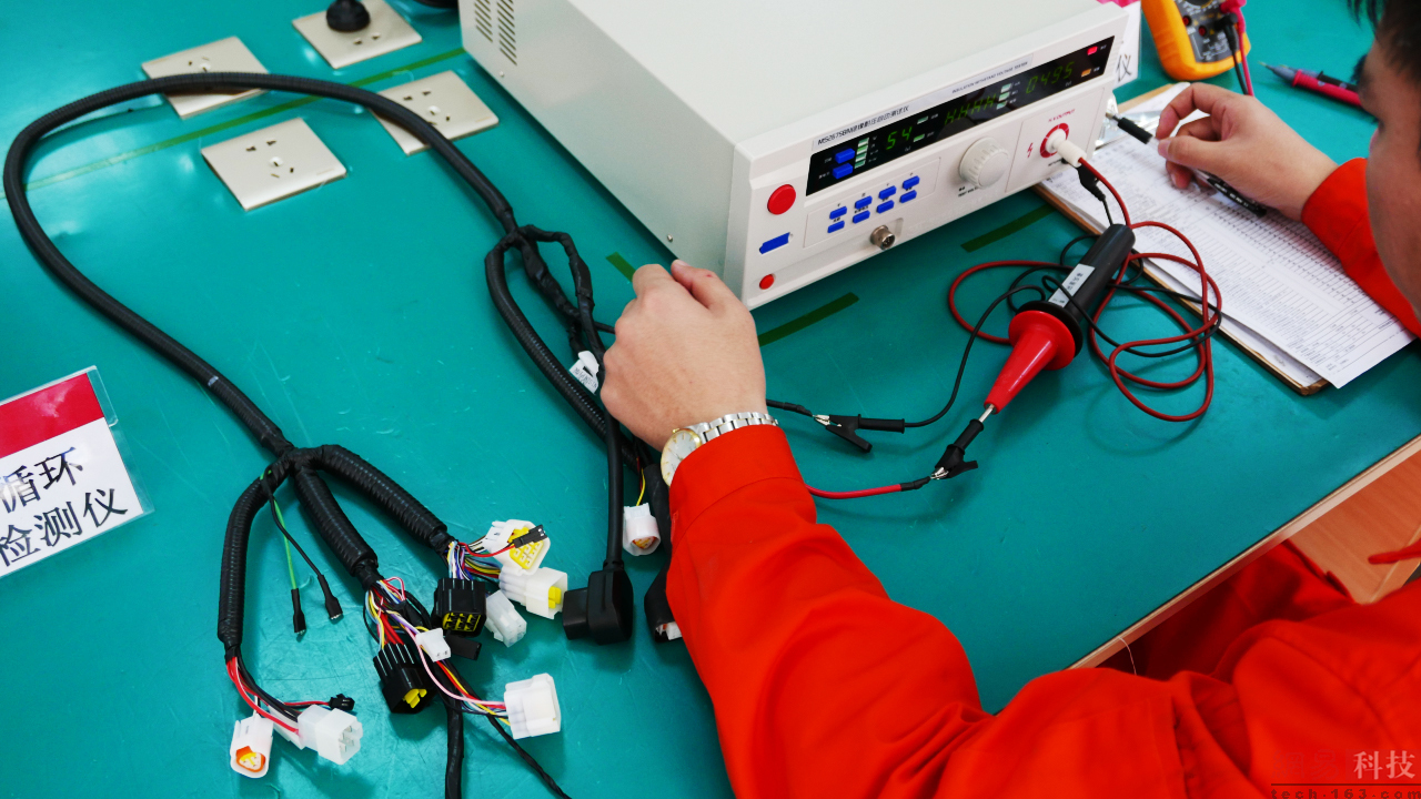 工作人员测试线材的稳定性和插头的功能是否达标完备。（来源：网易科技）
