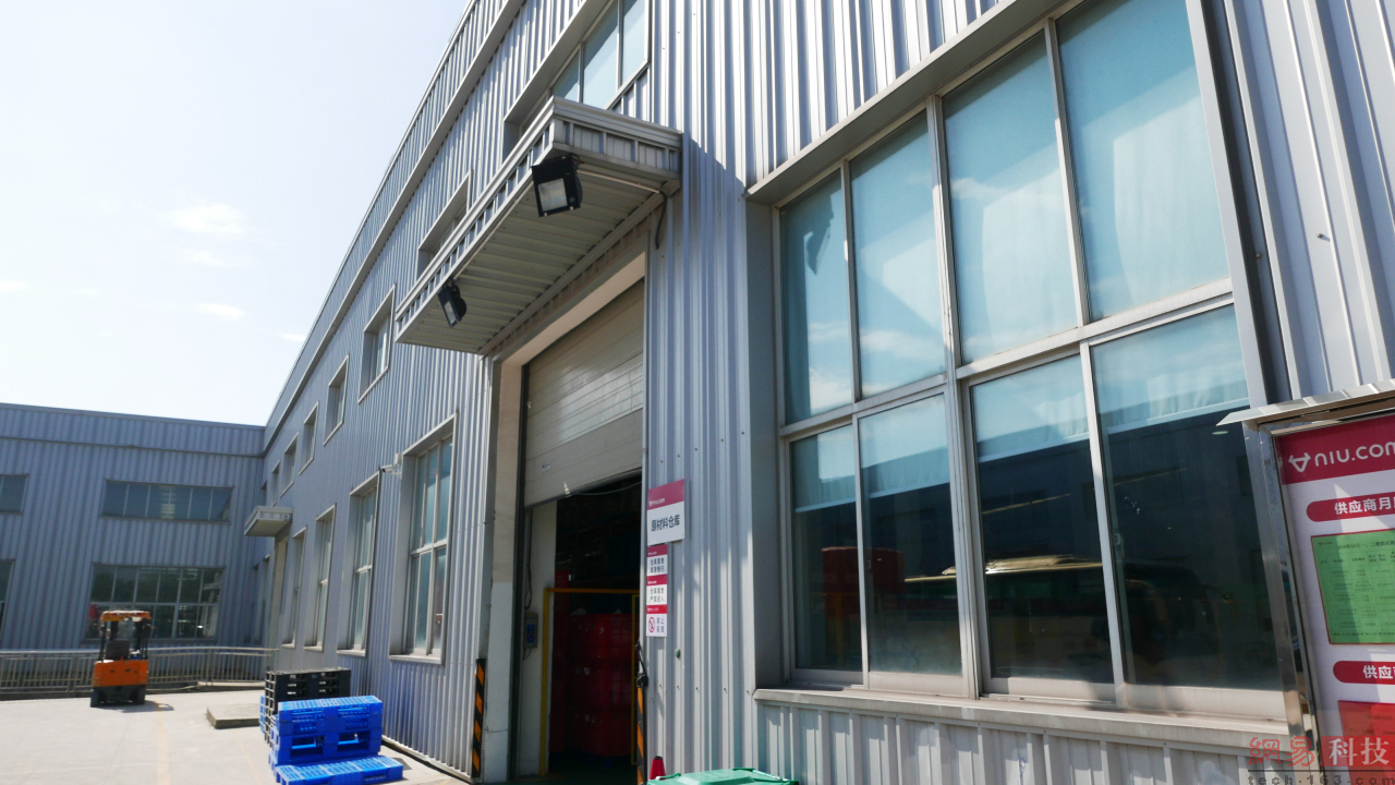 接下来我们来到的是U型结构的生产车间。（来源：网易科技）