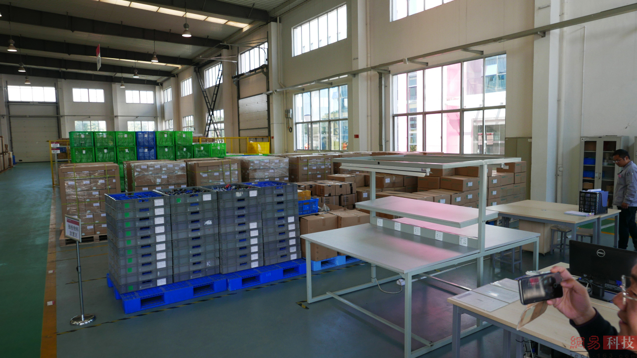 根据之前的生产序列，我们是从物料口进入的，可以看到各位位置按规格摆放了很多小牛电动车的部件。（来源：网易科技）