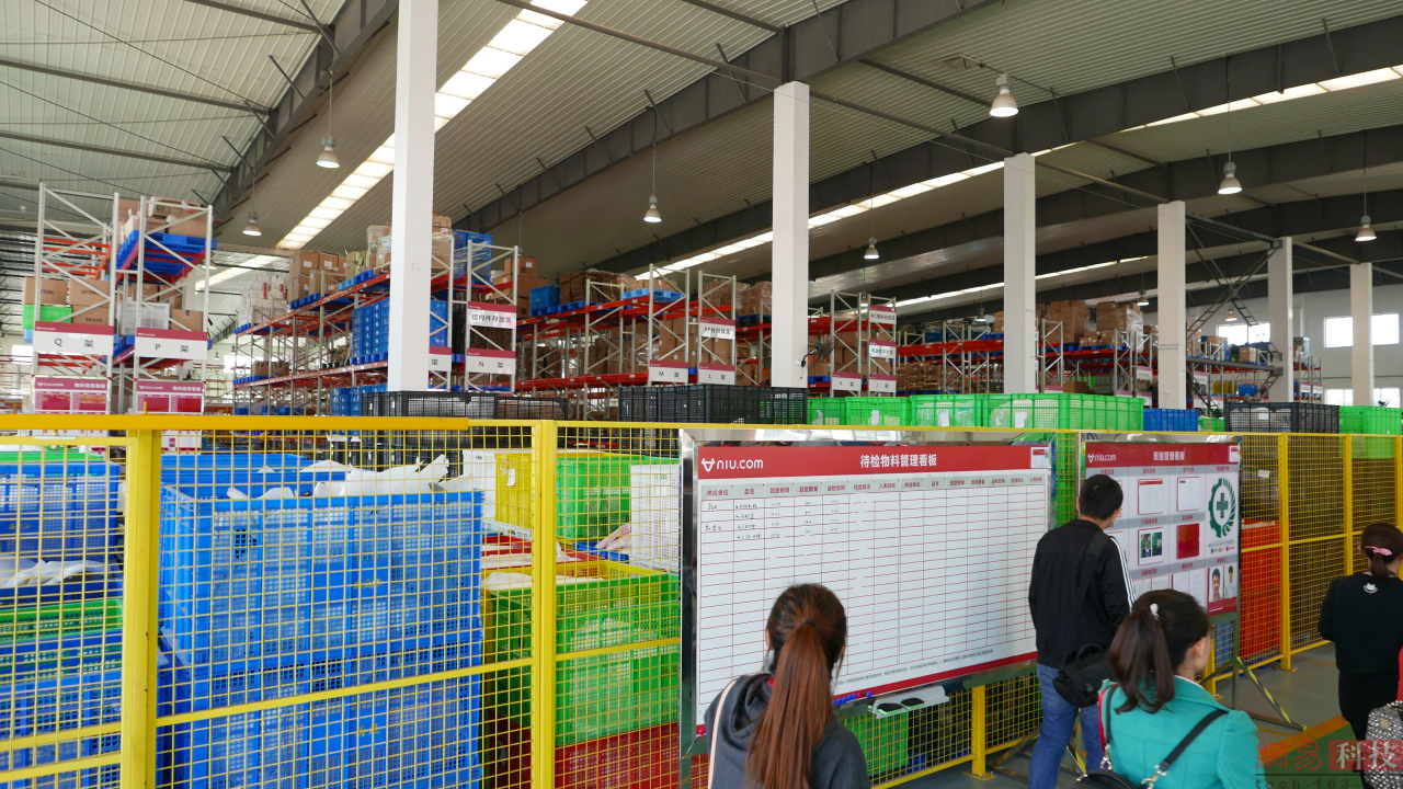 远处还有高大的货架，用于提升空间利用率。（来源：网易科技）