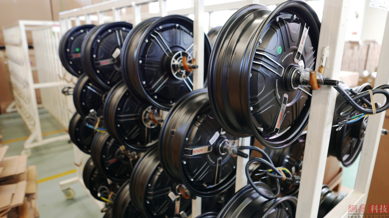 在物料区随处可以看到小牛电动车身上的各种部件。（来源：网易科技）