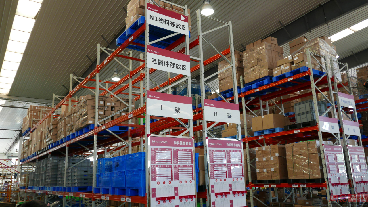 货架上标记有各种部件的存放位置。（来源：网易科技）