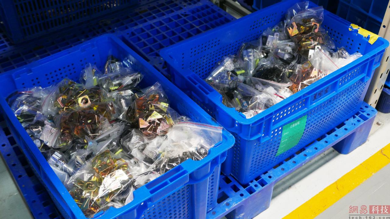 这应该是电动车内部的一些金属卡扣之类的配件。（来源：网易科技）