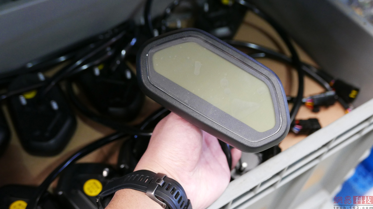 这个是电动车的显示屏，可以用于显示当前时速以及剩余电量等等。拥有小牛电动车的朋友，想必对它一定不会陌生。（来源：网易科技）