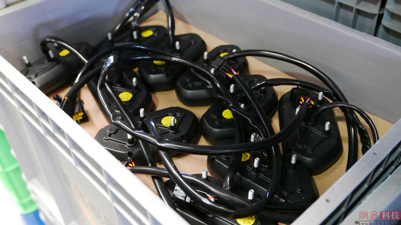 因为这个部件都是防水设计，所以看起来形状会比较圆滑。（来源：网易科技）