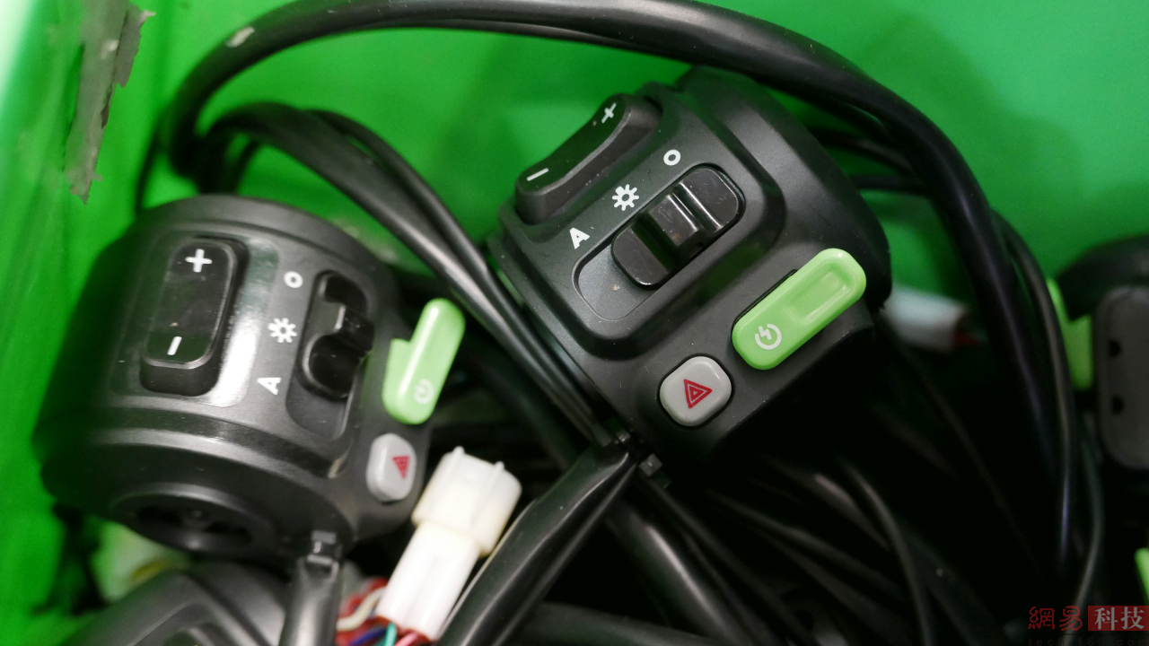 这应该是右侧把手，上面的功能主要以加减档和远近灯以及双闪等开关为主。（来源：网易科技）