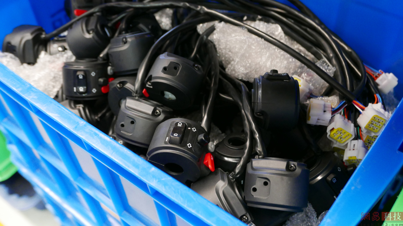 左侧的手柄主要以远近灯和左右转向灯以及喇叭灯按键。（来源：网易科技）