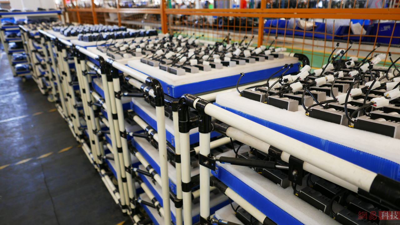 货物摆放架特写，可以看到一些元器件之间最好相隔一定距离。（来源：网易科技）