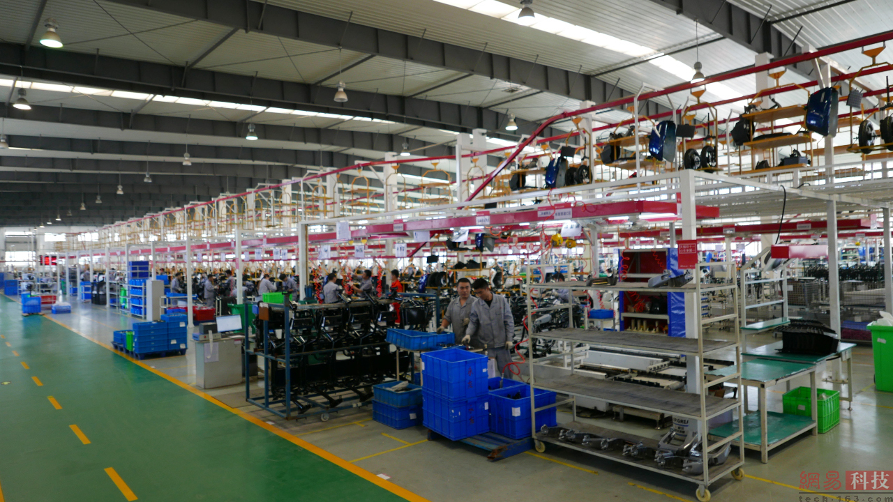 在往里面走就是三条半自动化生产线。（来源：网易科技）