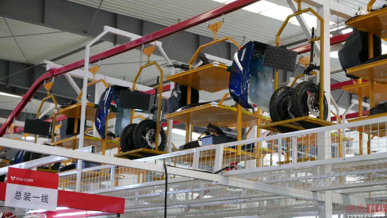 生产线分上下层，上层用于配装轮胎以及外壳等部件。（来源：网易科技）