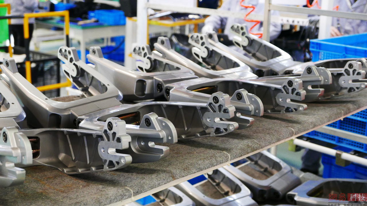 待装配的组件。（来源：网易科技）