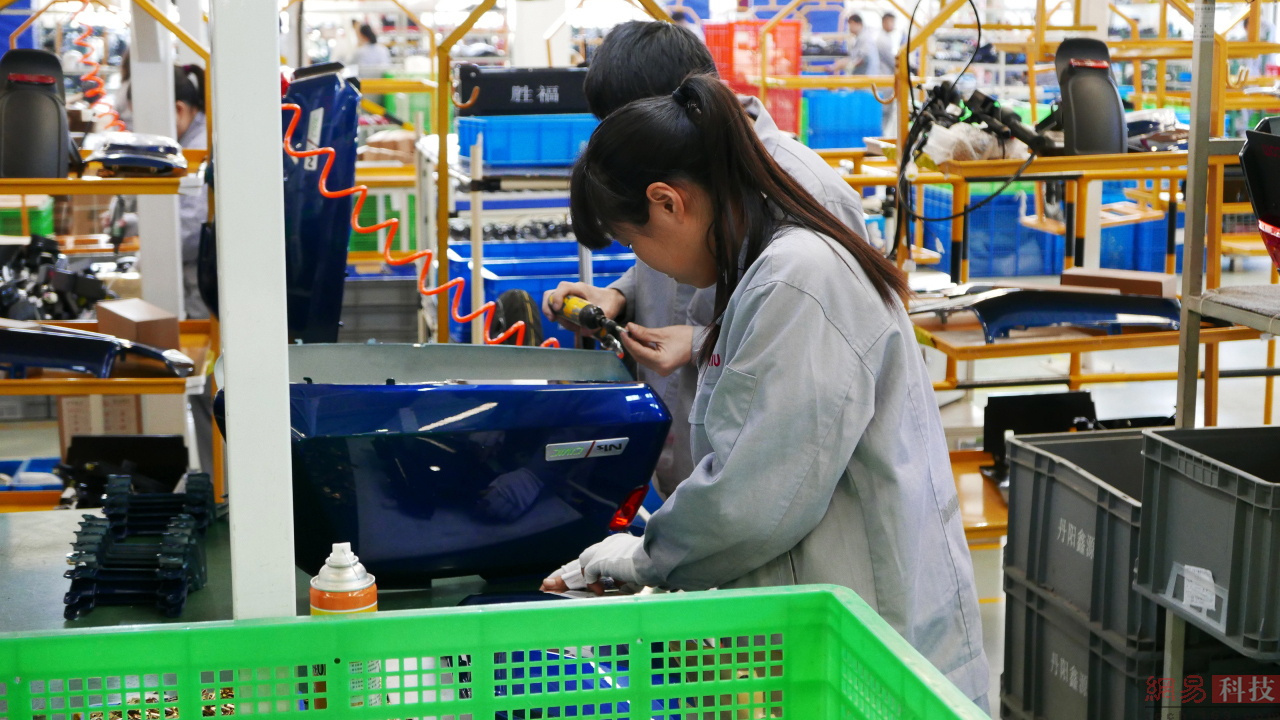 车间工人正在装配小牛N1S。（来源：网易科技）