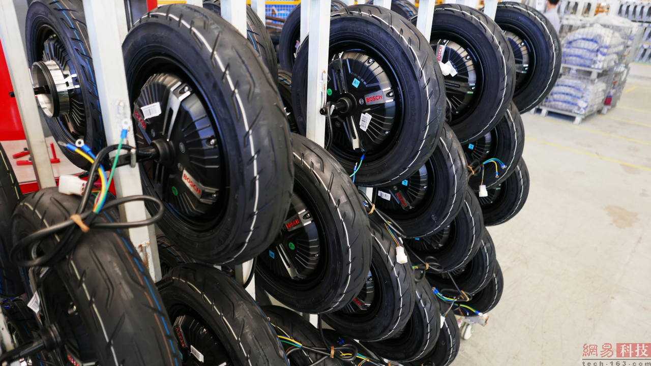 经过检验合格的博世电机在配装轮胎后将会被运送到这里，准备安装在车辆上。（来源：网易科技）