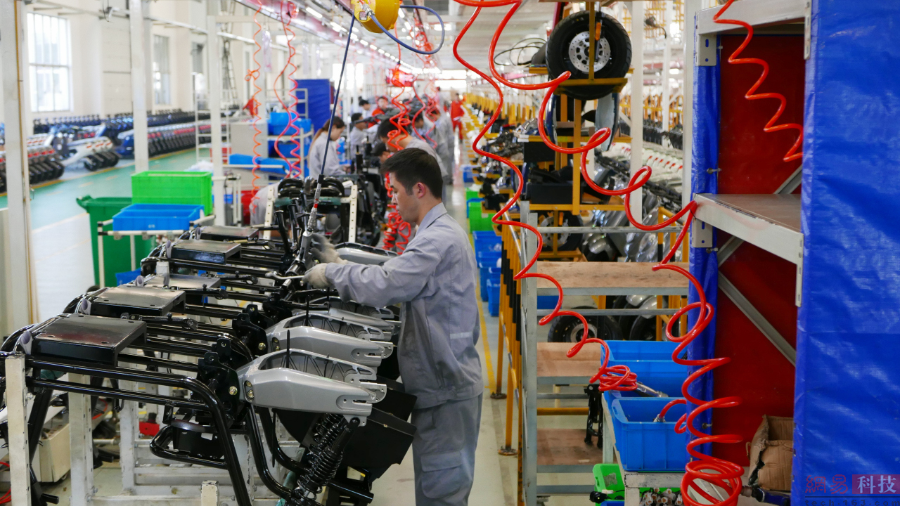 在小牛电动车的车架上先安装较为核心的硬性组件。（来源：网易科技）