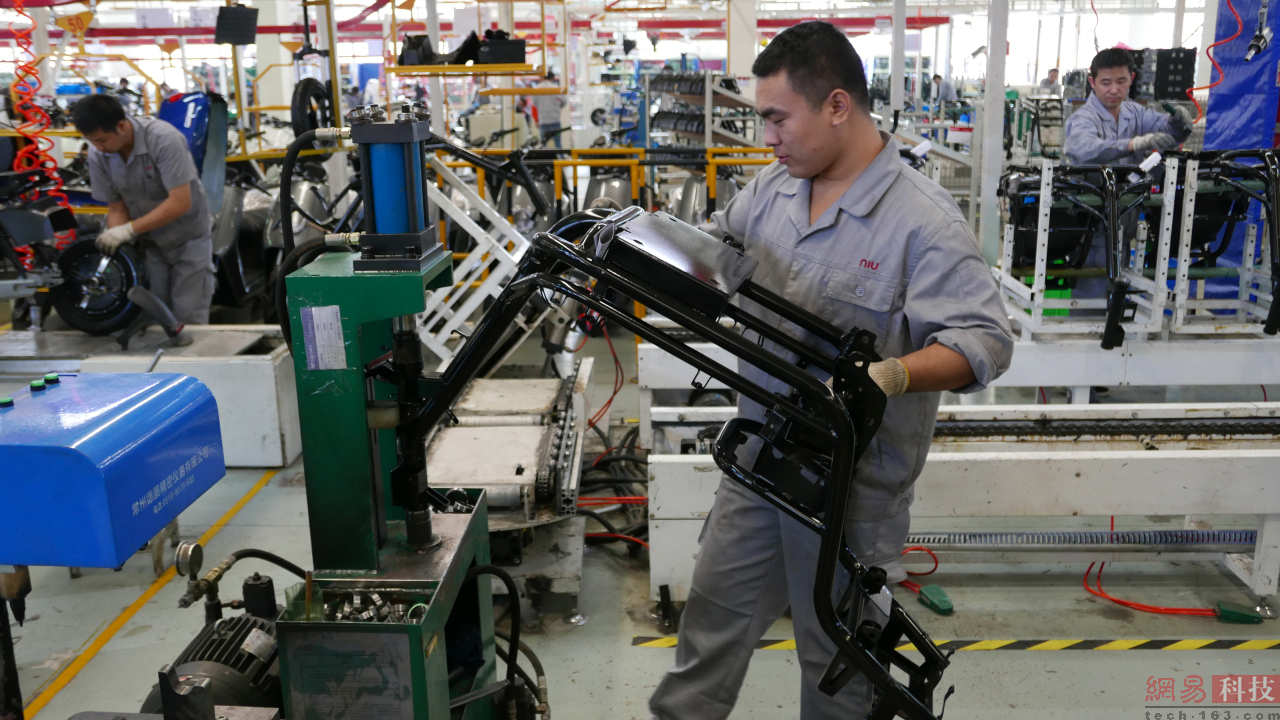 小牛工厂为半自动化生产线，所以每部部分均负责独立相同的内容，这样有助于提升良品率和操作熟练度。（来源：网易科技）